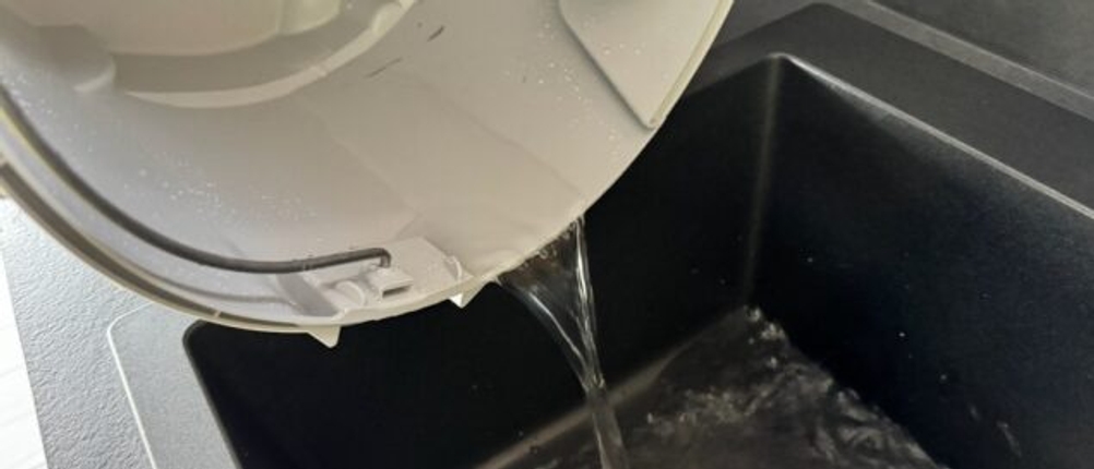 Ausschütten von Wasser aus dem Makita VC2512L