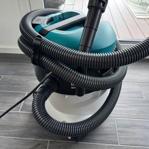 Der Schlauch des Makita VC2512L ordentlich am Gerät aufgewickelt