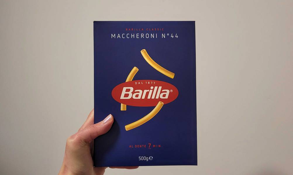 Getestet: Eine Packung der Makkaroni wird von einer Hand vor eine Wand gehalten.