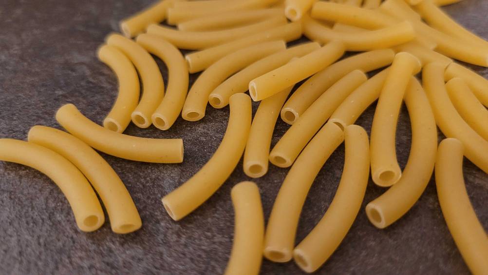 Makkaroni-Test: Nahaufnahme der Makkaroni auf einer dunklen Fläche.