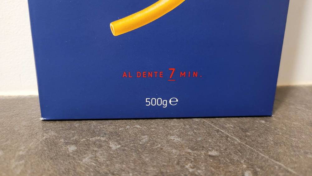 Makkaroni im Test: Nahaufnahme der Inhaltsmenge auf der Verpackung.
