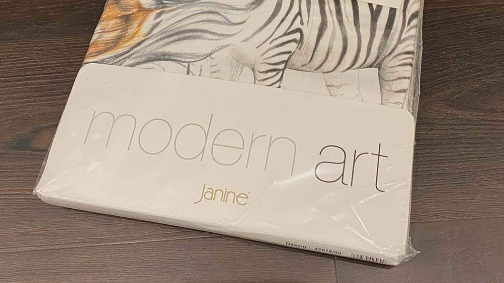 Mako-Satin-Bettwäsche getestet: Nahaufnahme der Verpackung mit Logo.