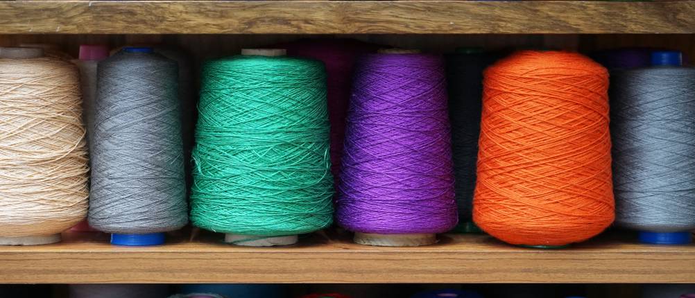 Garne in verschiedenen Farben in einem Regal