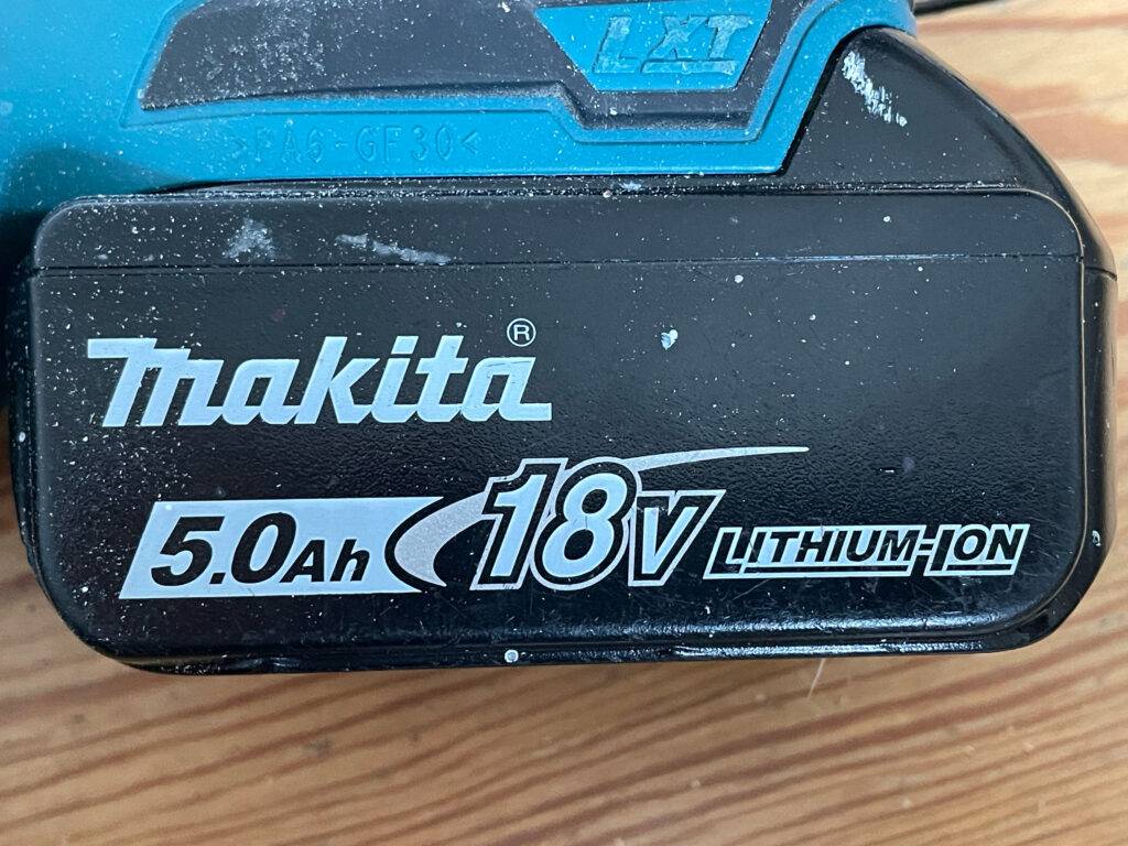 Blick auf den Akku einer getesteten Makita-Stichsäge.