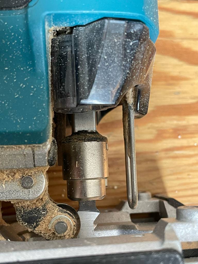 Makita-Stichsäge im Test: Detailansicht der Sägeblatthalterung.