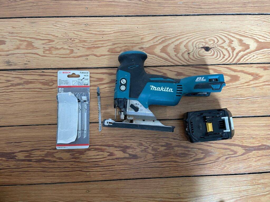 Makita-Stichsäge im Test: Blick von oben auf ein Gerät mit Zubehör.