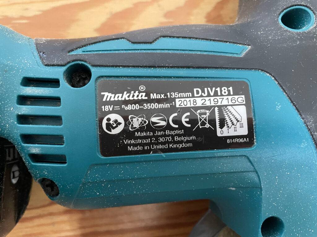 Auf einer getesteten Makita-Stichsäge ist die Plakette mit Infos zum Model.