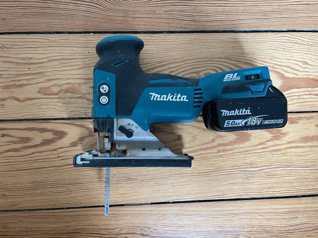 Eine Makita-Stichsäge liegt zum testen auf mehreren Holzbrettern.