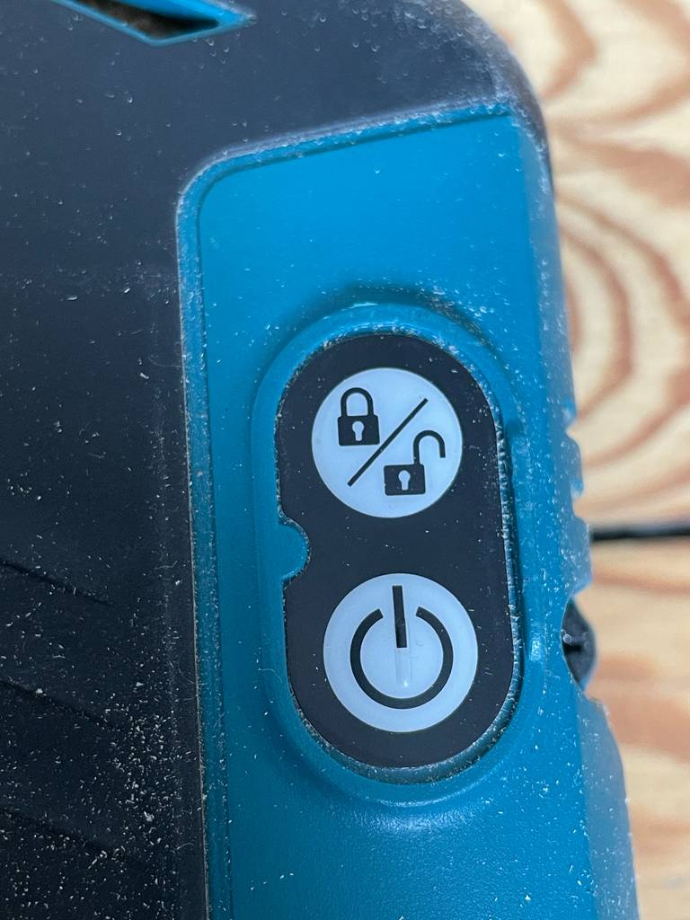 Power-Druckschalter einer Makita-Stichsäge im Test.