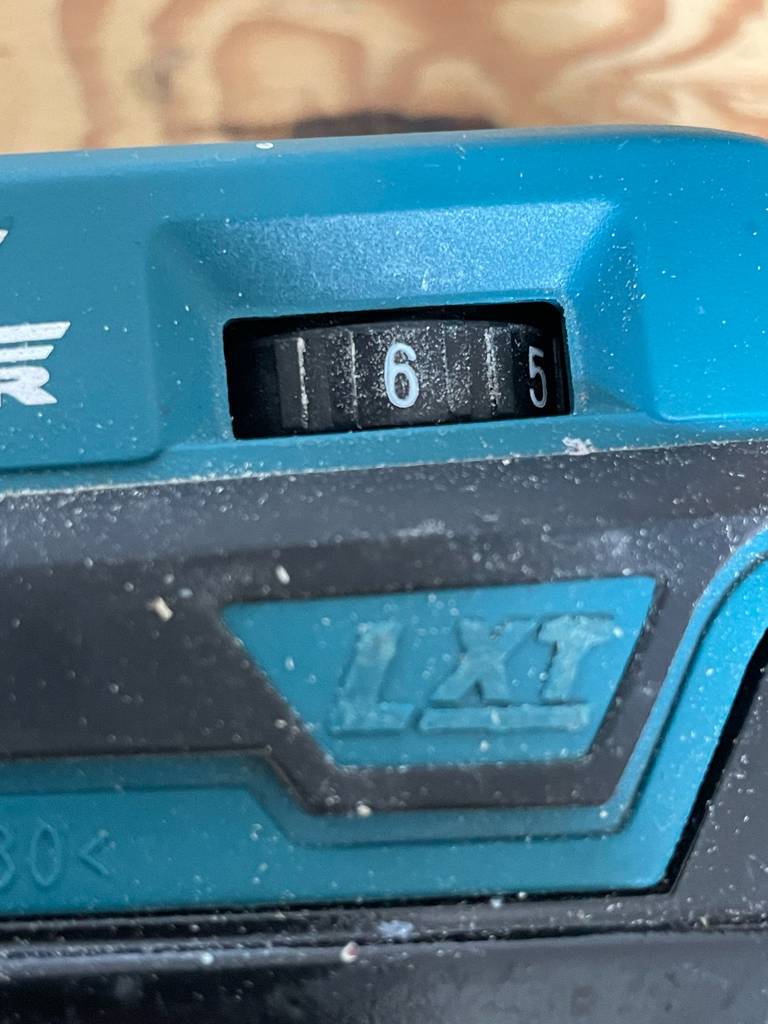 Detailansicht des Einstellrädchens einer Makita-Stichsäge im Test.