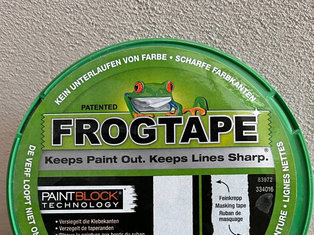 Nahaufnahme der Vorderseite der Verpackung eines getesteten Malerkrepps mit Logo.