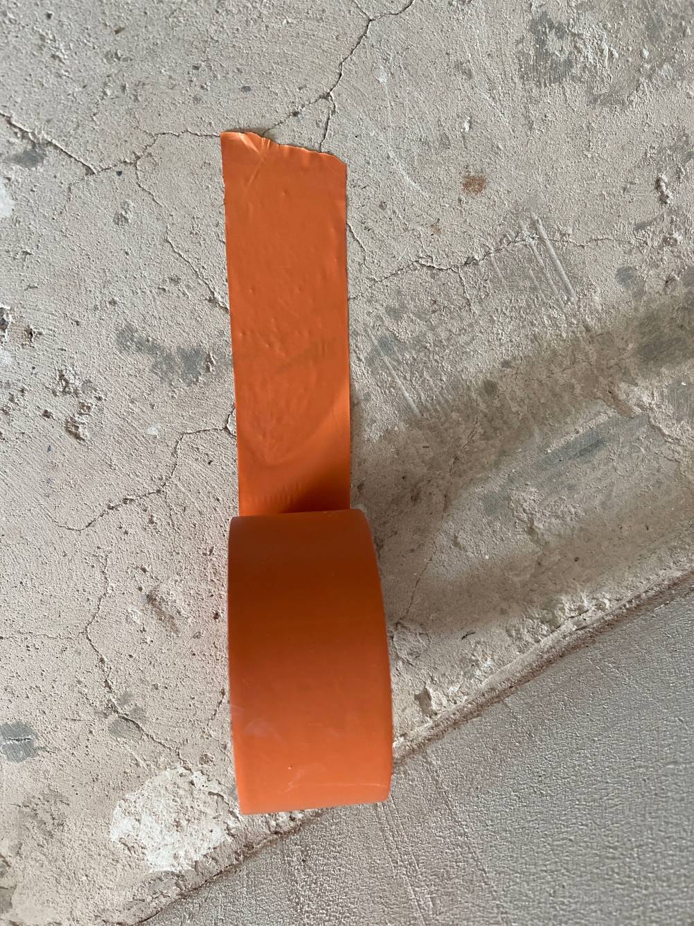 Der Boden wird mit einem getesteten Malerkrepp beklebt. 