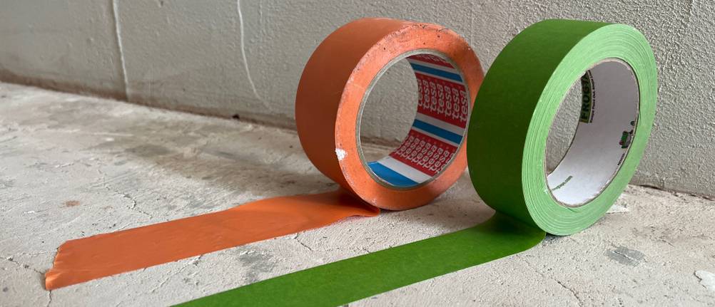 Zwei Rollen Malerkrepp in Orange und Grün