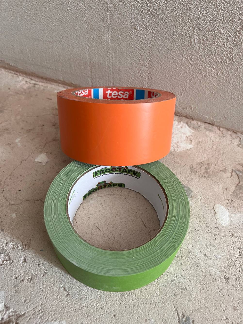 Zwei Malerkrepp Bänder in Orange und Grün