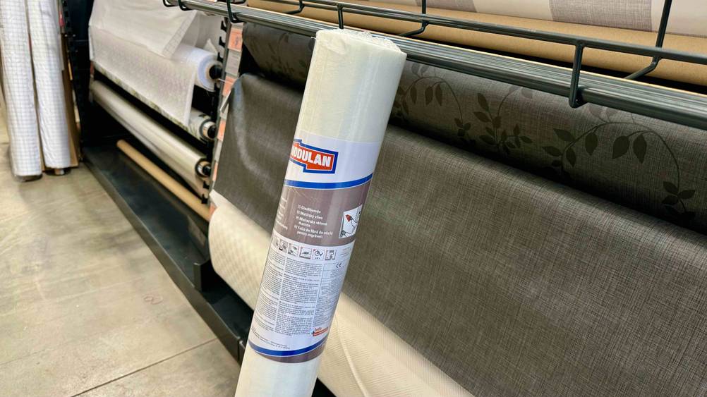 Malervlies-Tapete im Test: Nahaufnahme des Labels in einem originalverpackten Produkt.
