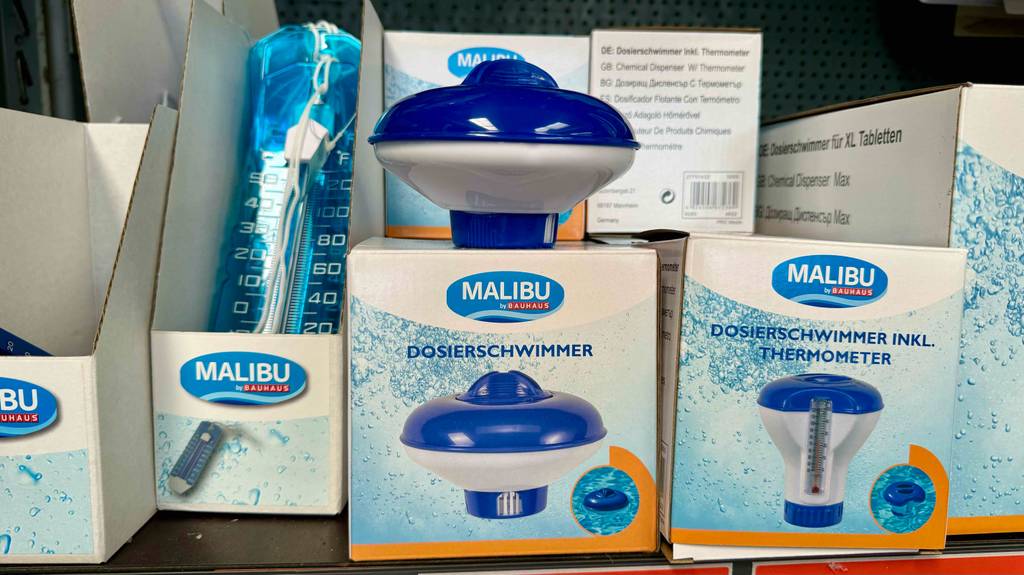Im Test: Ein Dosierschwimmer steht auf dem Verpackungskarton neben anderen Produkten.