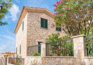 Fincas auf Mallorca im Test: mehrstöckige Finca auf einem Berg.