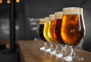 Malzmühle-Test: Auf einer Theke stehen Gläser mit verschiedenen Biersorten. 