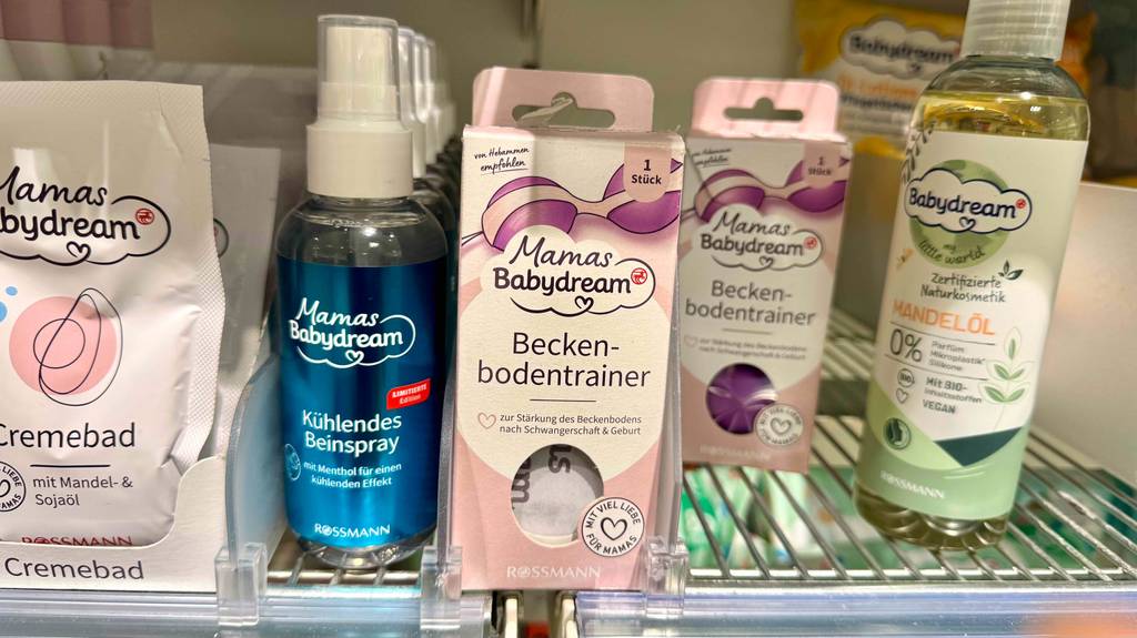 Beckenbodentrainer getestet: Ein Modell der Marke Mamas Babydream steht in seiner rosa Verpackung auf einem Regal zwischen weiteren Pflegeprodukten für Mütter.