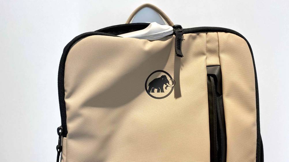 Im Test: Nahaufnahme des Logos mit auf der Vorderseite eines Mammut-Rucksacks.