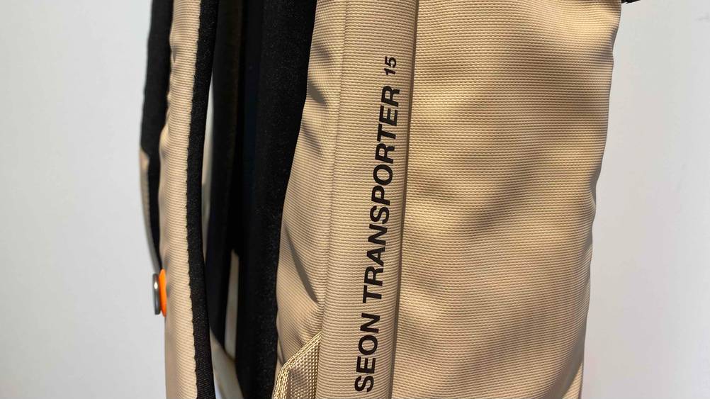 Mammut-Rucksack getestet: Nahaufnahme eines Schriftzuges auf der Seite des Rucksacks.