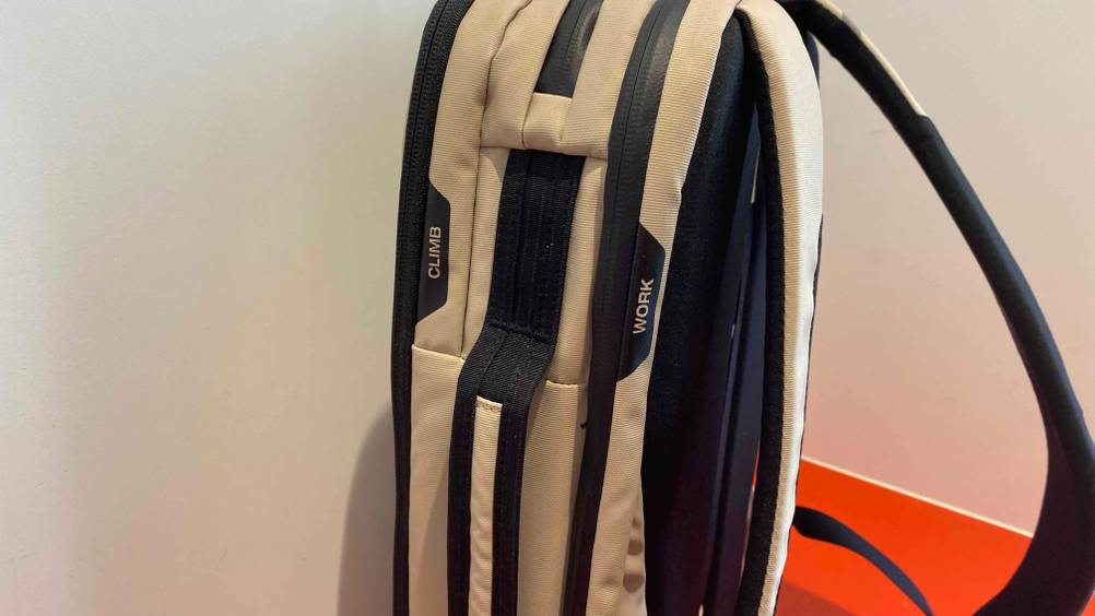 Seitenansicht eines Mammut-Rucksack im Test mit Griff und Beschriftungen.