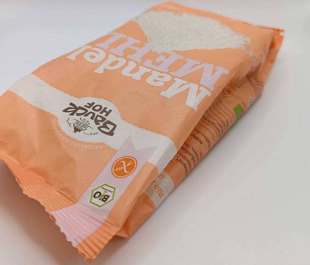 Mandelmehl-Test: Eine Packung umgedreht von schräg oben auf einer hellen Fläche.