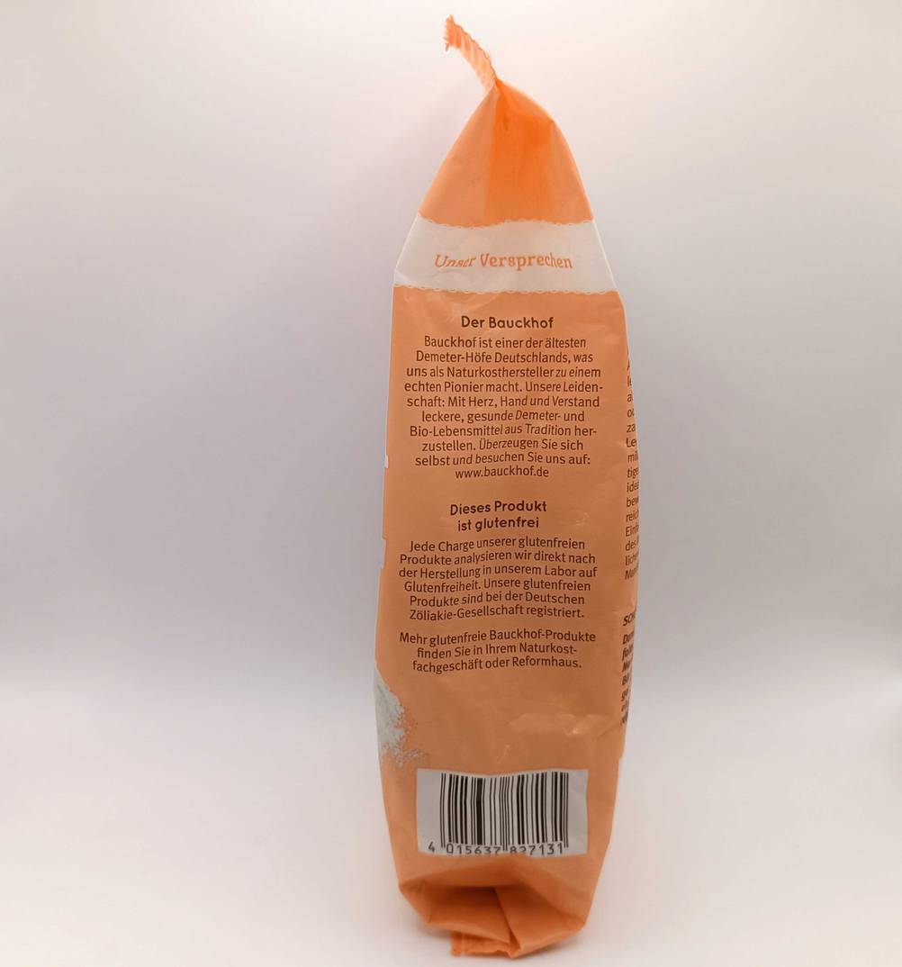 Ein glutenfreies getestetes Mandelmehl befindet sich verpackt auf dem Boden.