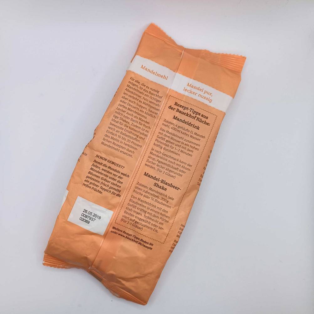 Rückseite von einer getesteten Mandelmehl-Packung mit Nährwertangaben. 