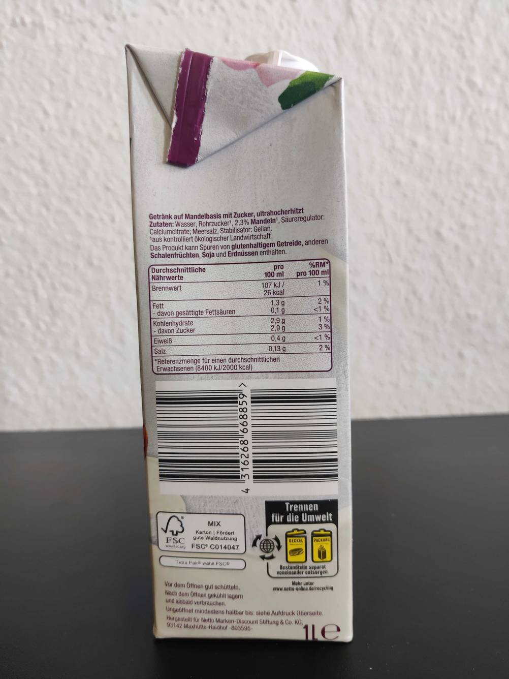 Seitenansicht einer Packung Mandelmilch im Test mit Nährwertinformationen.