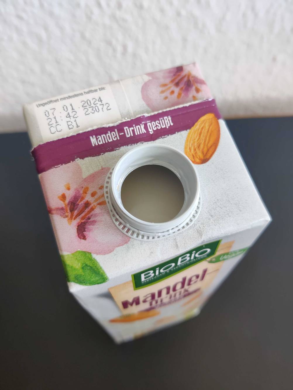 Eine Packung der getesteten Mandelmilch von oben ohne Deckel mit Sicht ins Innere.