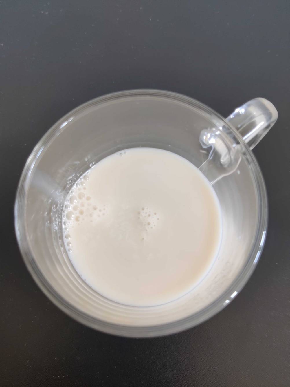 Getestete Mandelmilch befindet sich in einer Tasse.
