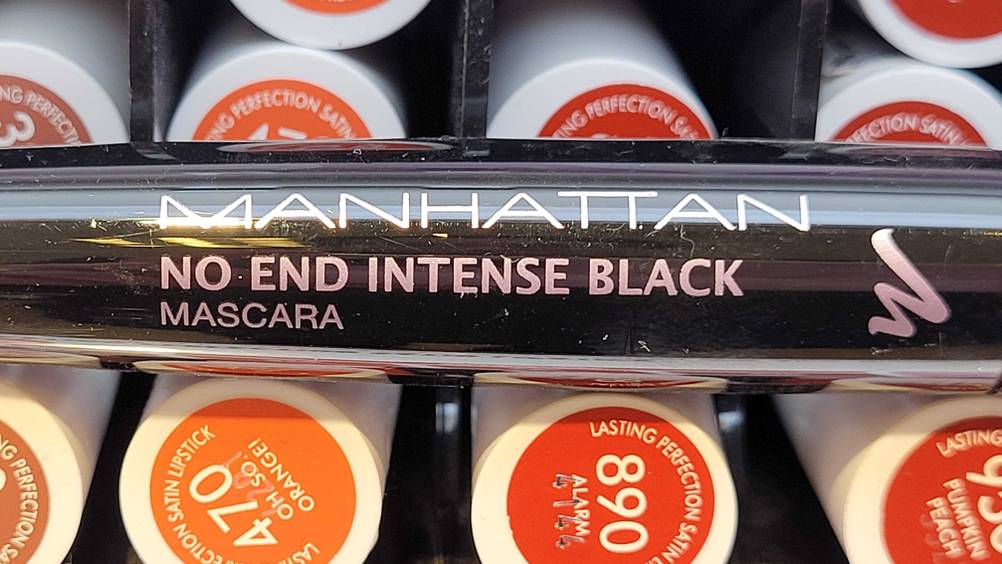 Manhattan-Mascara im Test: Nahaufnahme des Aufdrucks auf der Tube.