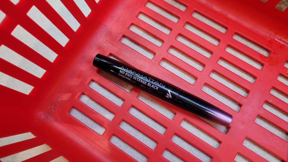 In einem roten Einkaufskorb liegt eine Manhattan-Mascara im Test.