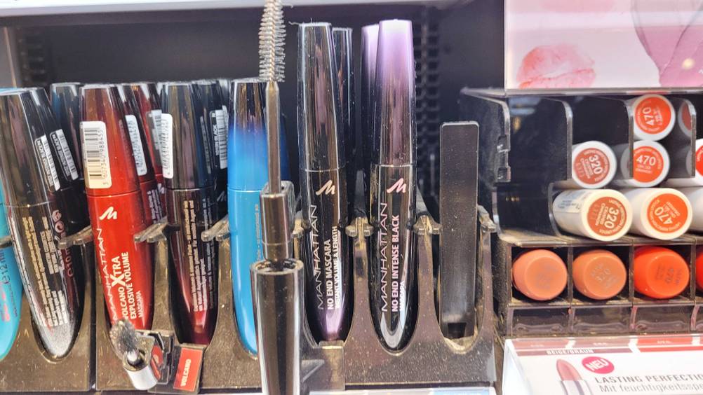 Mehrere getestete Manhattan-Mascaras in einem Verkaufsregal.