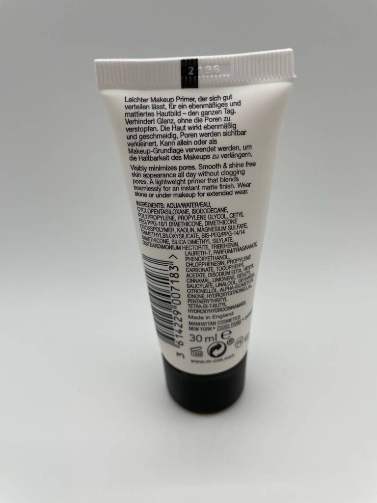 Ansicht der Rückseite inklusive Produktbeschreibung einer weißen Tube Make-up-Primer im Test vor weißem Hintergrund.