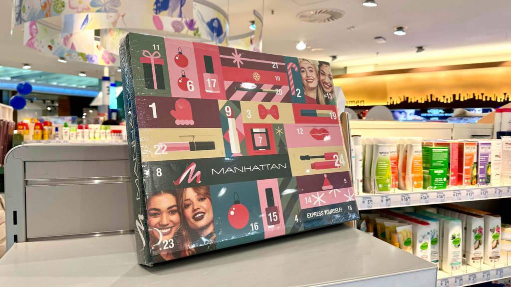Ein getesteter Adventskalender für Frauen steht in einem Drogeriemarkt auf einem Regal.