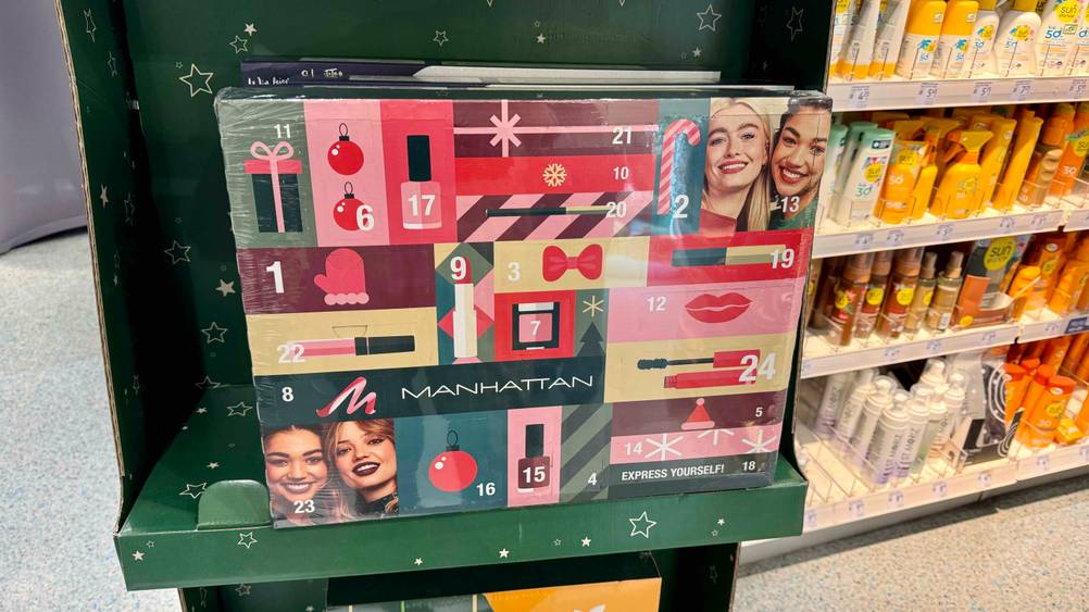Im Test: Mehrere Adventskalender für Frauen stehen hintereinander in einem Pappständer.