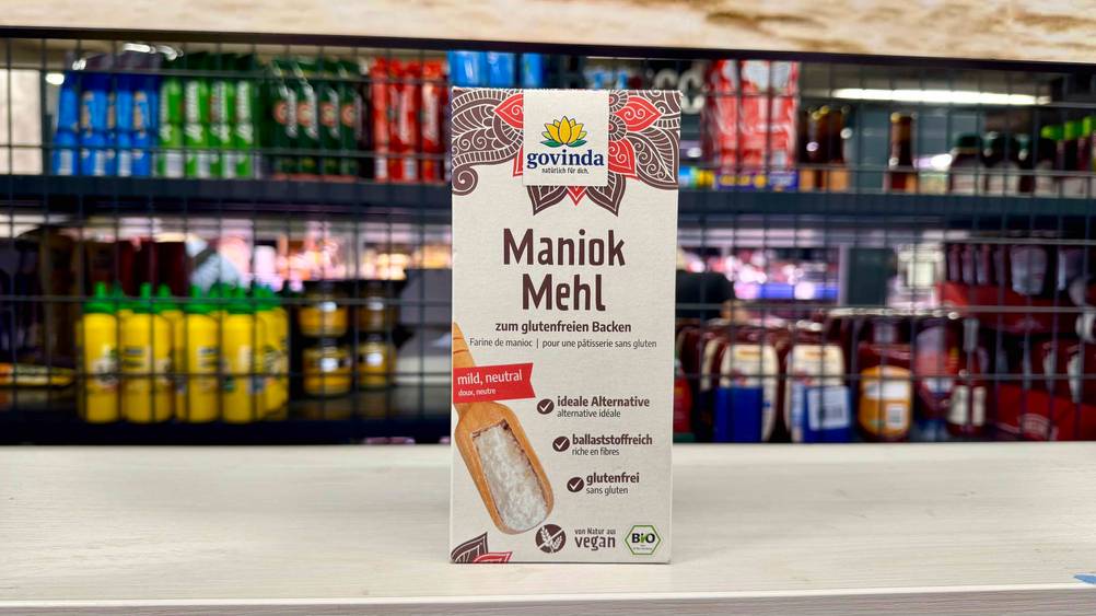Ein Maniokmehl im Test auf einer hellen Fläche stehend.