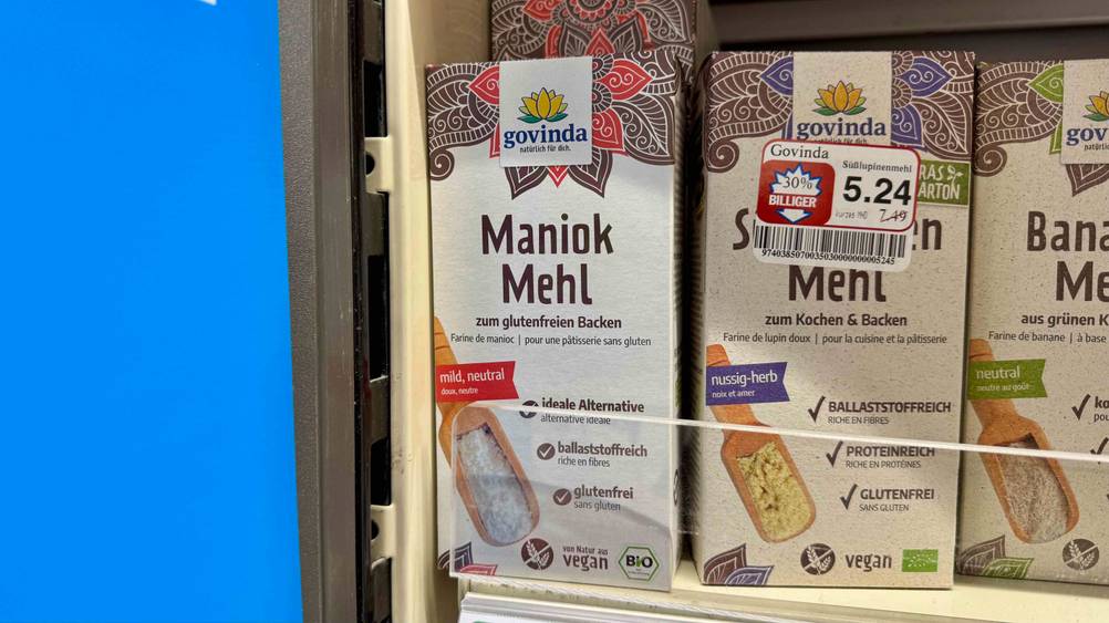 Mehrere Packungen des Maniokmehl im Test in einem Verkaufsregal neben anderen Produkten.
