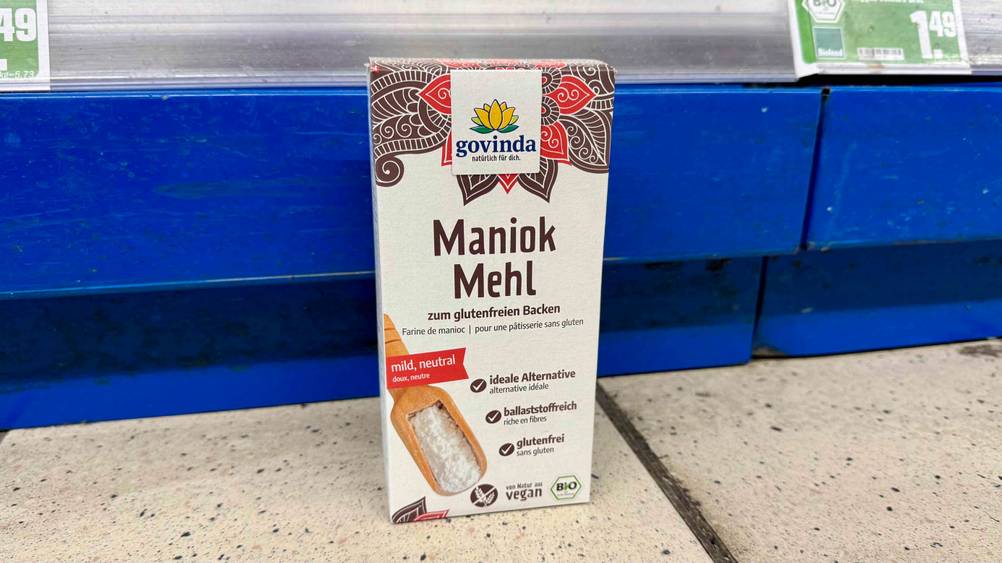 Vor einem Regal auf dem Boden steht das getestete Maniokmehl.