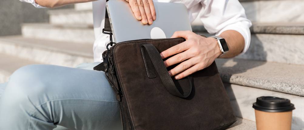 Mann mit Laptoptasche