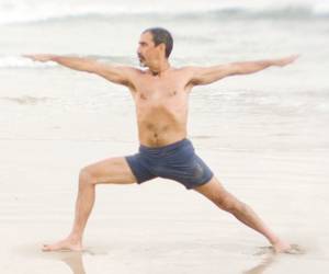 Mann beim Yoga