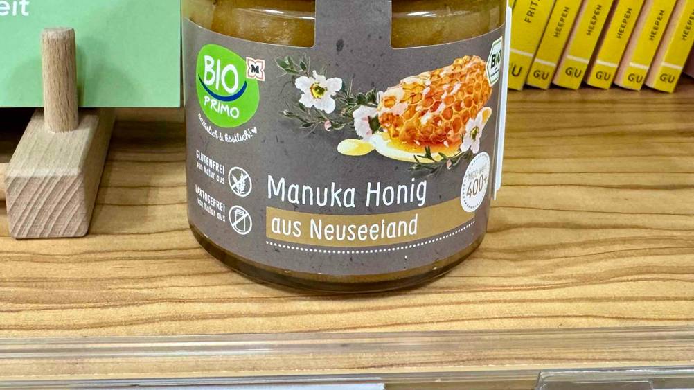Manukahonig getestet: Nahaufnahme des Labels auf dem Glas.