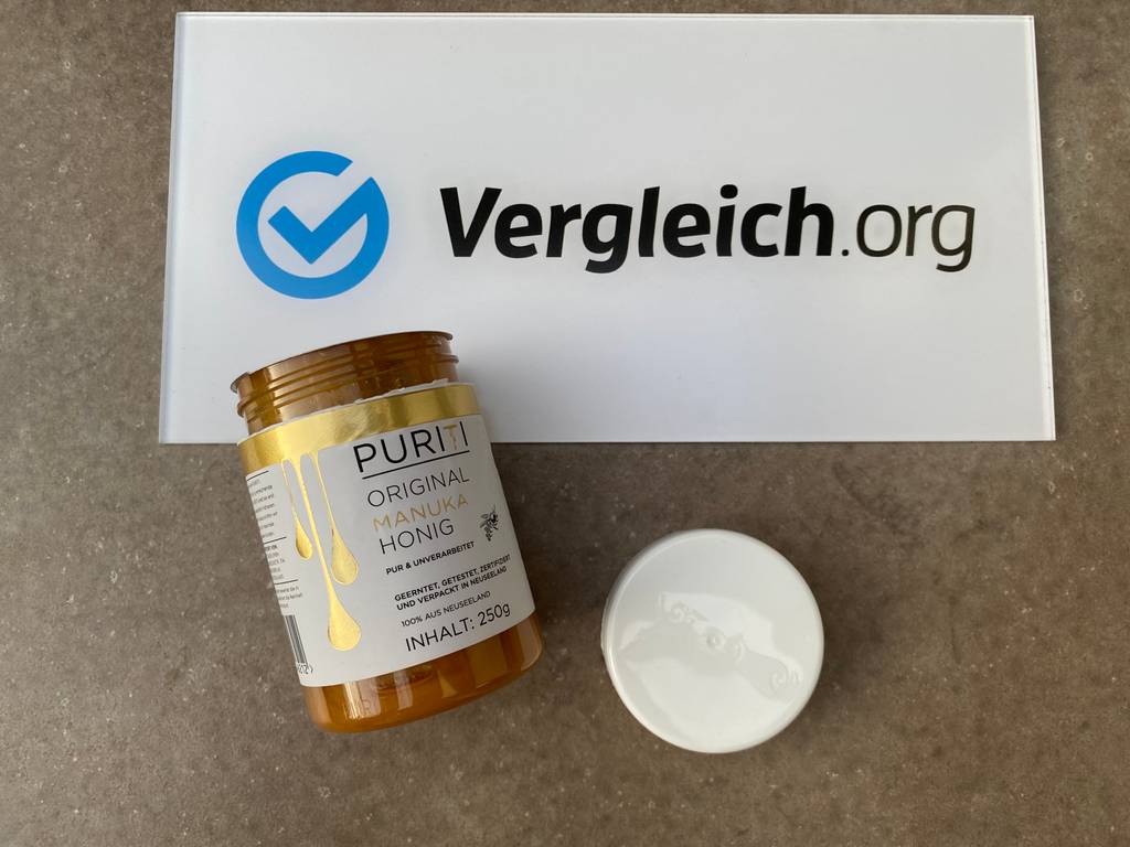 Manukahonig-Test: Ein aufgeschraubtes Glas Puriti Manukahonig.