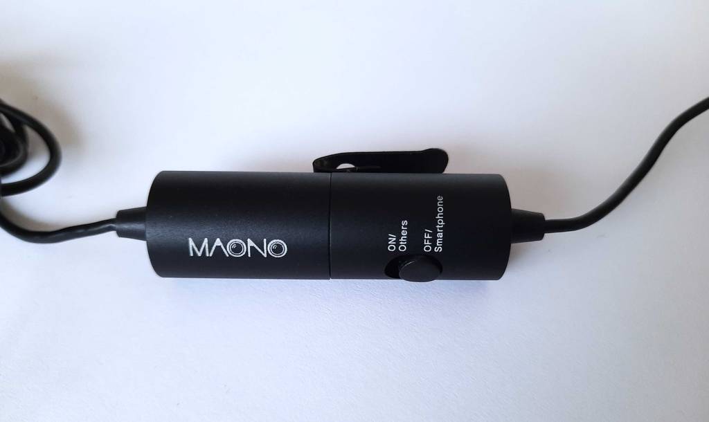 Detailansicht der Handbedienung eines getesteten Handy-Mikrofons der Marke Maono.