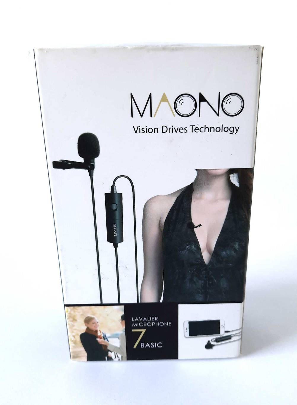 Die Originalverpackung eines getesteten Maono Handy-Mikrofons steht vor einer weißen Wand.