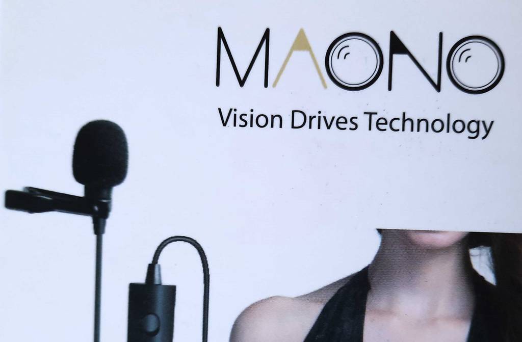 Auf der Verpackung eines getesteten Handy-Mikrofons steht der Markenname Maono.