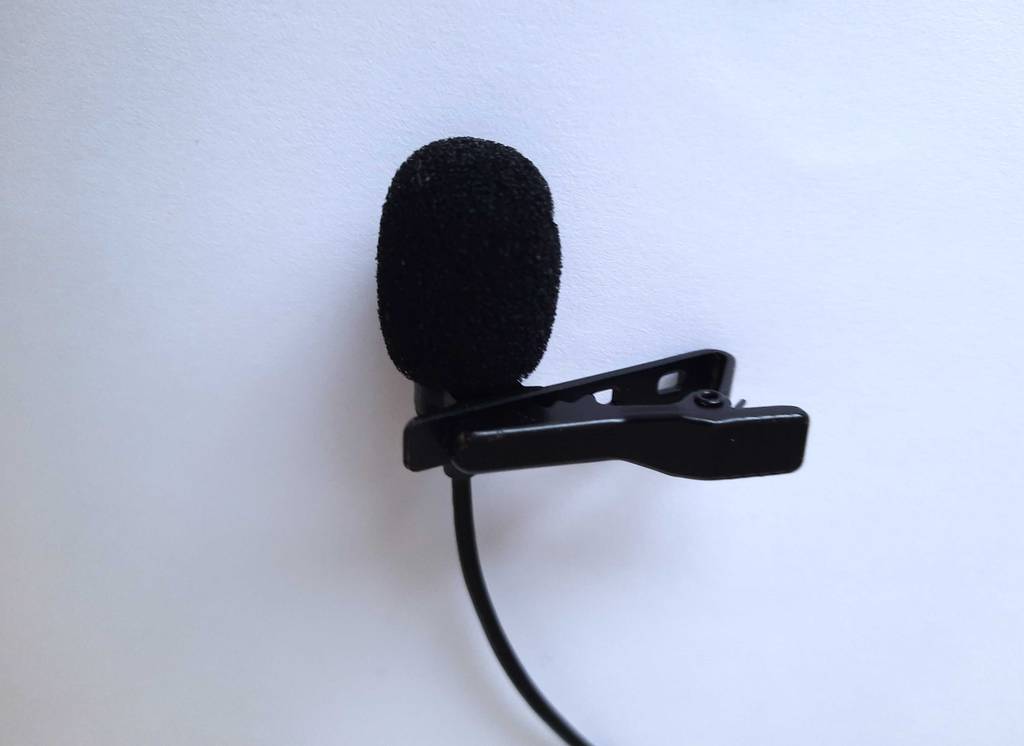 Detailansicht eines getesteten Handy-Mikrofons mit aufgesetzter Rauschunterdrückung.