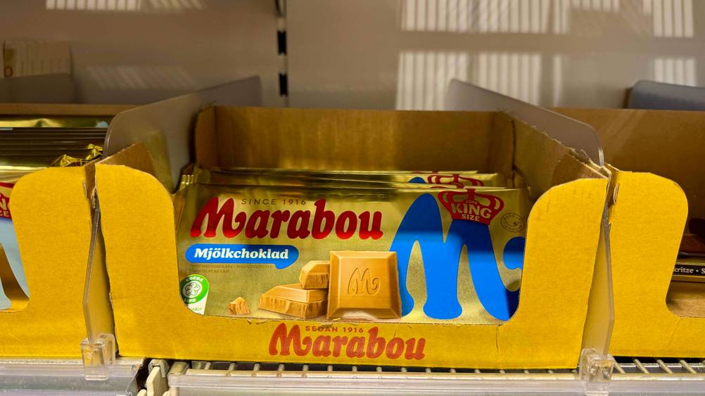 Getestet: Mehrere Tafeln der Marabou-Schokolade in einem Karton in einem Regal.